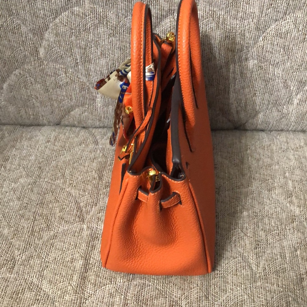 🌺🌺NEW BEAUTIFUL ORANGE BAG WITH GOLD DETAILS - Picture 12 of 13